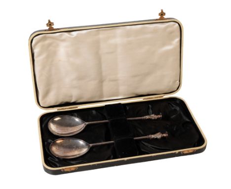 A PAIR OF SILVER APOSTLE SPOONS by Haseler Brothers, Chester, 1905, in a fitted leather case, 19cm long, c.100grams