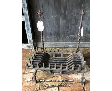 *PAIR OF WROUGHT IRON FIRE DOGS &amp; CAST IRON LOG GRATE, 67CM (H) X 70CM (W) X 44CM (D) / ITEM LOCATION: GU8, FULL ADDRESS 