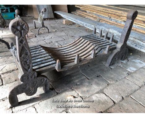 *PAIR OF ANCIENT FIRE DOGS &amp; CAST IRON LOG GRATE, 43CM (H) X 90CM (W) X 40CM (D) / ITEM LOCATION: GU8, FULL ADDRESS WILL 