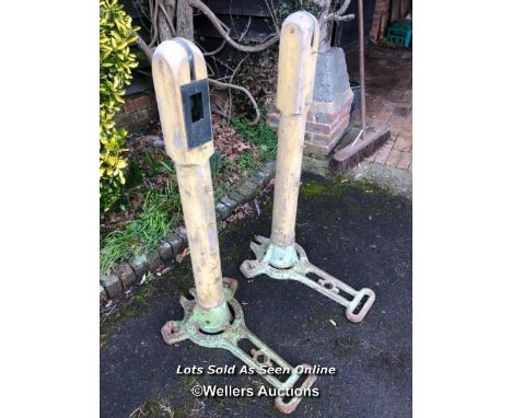 *PAIR OF EDWARDIAN SLAZENGER LAWN TENNIS NET POSTS, WOODEN POST AND CAST IRON BASE, UNRESTORED AND IN ORIGINAL CONDITION, WIN