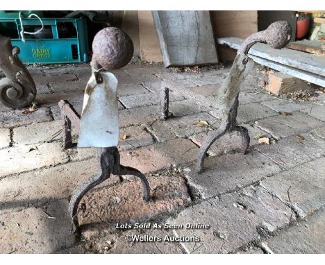 *PAIR OF ANCIENT WROUGHT IRON FIRE DOGS, 34CM (H) X 15CM (W) X 36CM (D) / ITEM LOCATION: GU8, FULL ADDRESS WILL BE GIVEN TO S