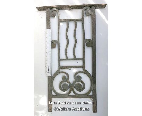 VICTORIAN CAST IRON PANEL, APPROX. 70CM (H) X 40CM (W) / ITEM LOCATION: GUILDFORD, GU1 4SJ, FULL ADDRESS WILL BE GIVEN TO SUC