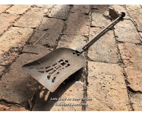 *ORNAMENTAL IRON COAL SHOVEL, 62CM (L) / ITEM LOCATION: GU8, FULL ADDRESS WILL BE GIVEN TO SUCCESSFUL BIDDER