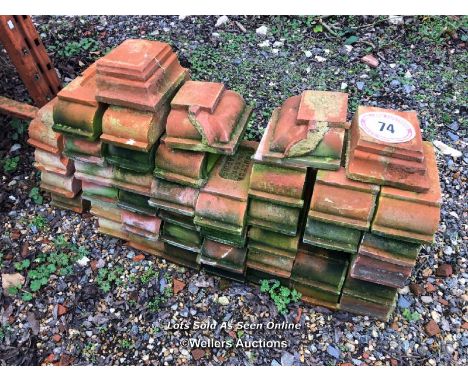 APPROX. 30X TERRACOTTA WINDOW SILL COPINGS, INCL. SOME CORNER PARTS / ITEM LOCATION: HP22, FULL ADDRESS WILL BE GIVEN TO SUCC