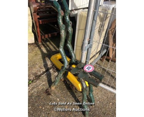 *PAIR CAST BENCH ENDS / ITEM LOCATION: GU34, FULL ADDRESS WILL BE GIVEN TO THE SUCCESSFUL BIDDER