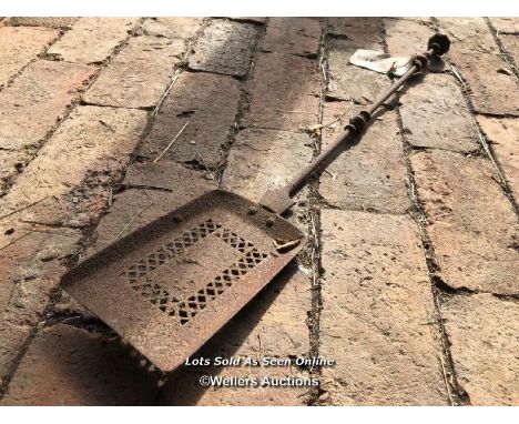 *ORNAMENTAL IRON COAL SHOVEL, 78CM (L) / ITEM LOCATION: GU8, FULL ADDRESS WILL BE GIVEN TO SUCCESSFUL BIDDER