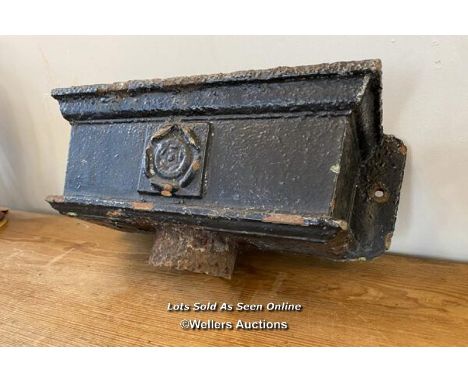 *VICTORIAN CAST IRON HOPPER HEAD, 20CM (H) X 42CM (L) X 16CM (D) / ITEM LOCATION: MANCHESTER (M15), FULL ADDRESS WILL BE GIVE