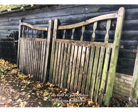 *PAIR OF 'HOLKHAM' MATERIAL PINE DRIVEWAY GATES, EACH GATE IS 170CM AT HIGHEST POINT X 170CM (W) / ITEM LOCATION: GU8, FULL A