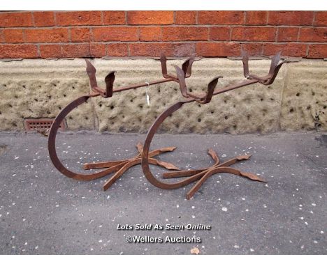 *PAIR OF WROUGHT IRON BRACKETS IN A FLEUR DE LIS DESIGN, 70CM (H) X 34CM (W) X 49CM (D) / ITEM LOCATION: MANCHESTER (M15), FU