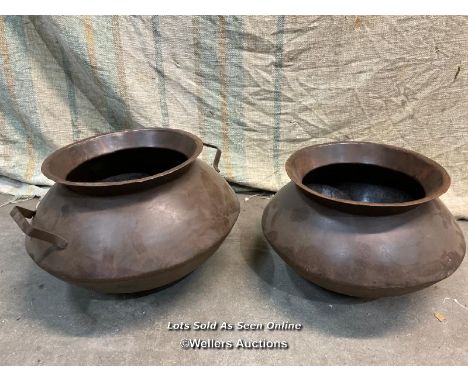 *X2 HANDI COOKING POTS, ONE WITH HANDLES - 24CM H X 35CM DIA / ITEM LOCATION: GUILDFORD, GU14SJ (WELLERS AUCTIONS), COLLECTIO