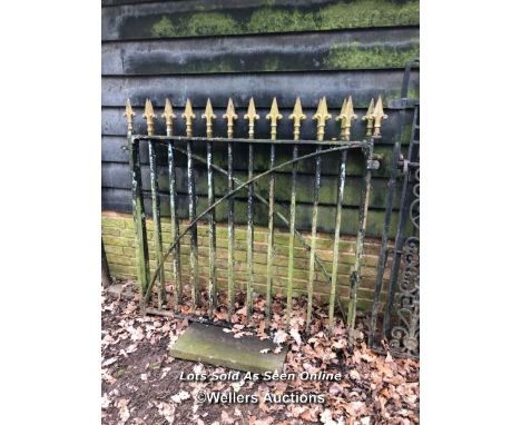 *PAIR OF HEAVY IRON GATES, 135.5CM (H) X 136CM (W) / ITEM LOCATION: GU8, FULL ADDRESS WILL BE GIVEN TO SUCCESSFUL BIDDER