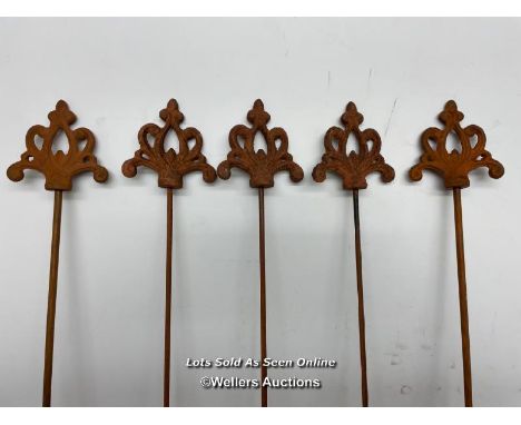 *X5 GOTHIC FLEUR DE LILE PLANT STAKES - 106CM H / ITEM LOCATION: GUILDFORD, GU14SJ (WELLERS AUCTIONS), COLLECTION FOR THIS LO