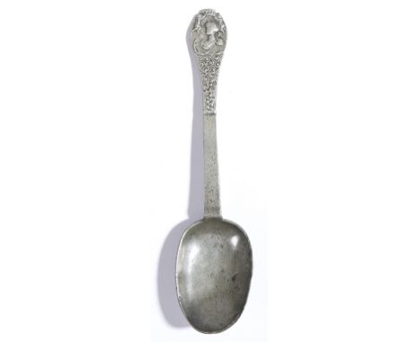 A Queen Anne pewter royal portrait spoon, circa 1705  The end of the stem cast with a portrait bust of Queen Anne, flanked by