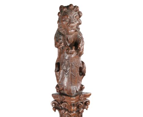 A wonderful Elizabeth I carved oak lion 'newel post' or architectural detail,  circa 1580  The magnificent, proud, beast seja