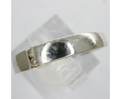 9ct white gold ring set with two diamonds, size L/M, 1.7g. UK P&P Group 0 (£6+VAT for the first lot and £1+VAT for subsequent