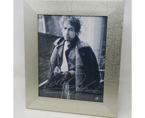 Framed photograph signed by Bob Dylan, certificate of authenticity in back of frame. Not available for in-house P&amp;P 