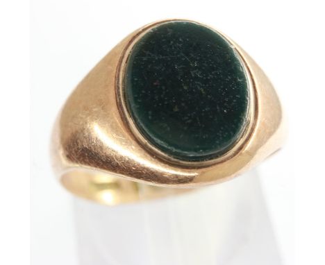 Small 9ct gold onyx set signet ring, size J, 2.4g. UK P&amp;P Group 0 (£6+VAT for the first lot and £1+VAT for subsequent lot