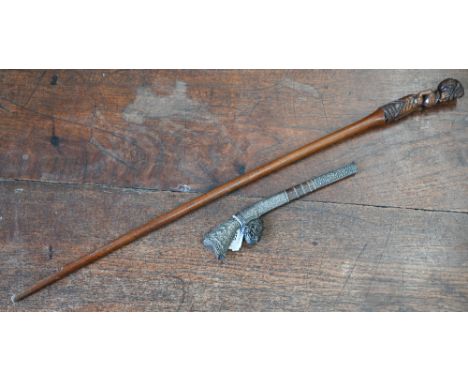 An antique Sumatra Sewar dagger with 16 cm slightly curved blade on embossed silver handle, in carved wood scabbard with embo