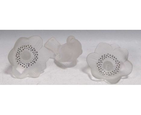 Lalique, a pair of poppy flowers and a model of a bird (3)in good condition