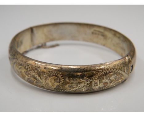 A silver bangle form bracelet (19.2 grammes)