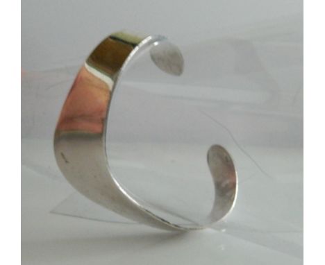 A silver cuff bangle (29.6 grammes)