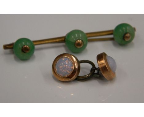 A jade and yellow metal brooch