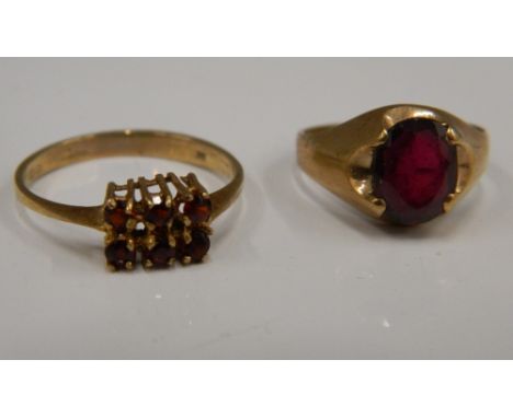 A 9 ct gold garnet ring and a 9 ct gold amethyst ring (4.2 grammes total weight)