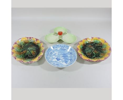 A Carltonware serving dish, a pair of majolica style dishes and a blue and white Chinese plate