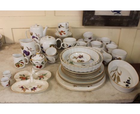 A collection of Royal Worcester Evesham pattern dinner, tea and tableware (some a/f)