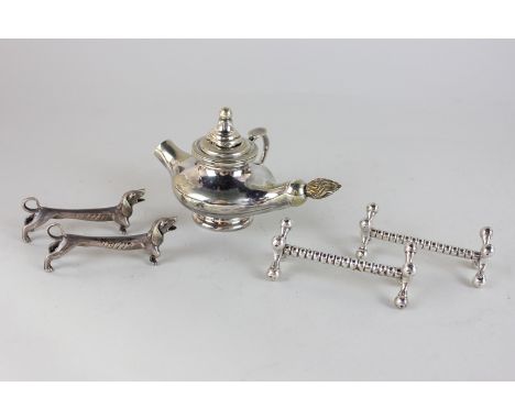 A silver plated table lighter in the shape of a lamp (af), together with two pairs of knife rests, one set made of pewter, mo