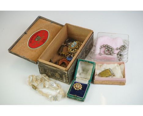 A small group of vintage jewellery to include rings, brooches...etc.. 