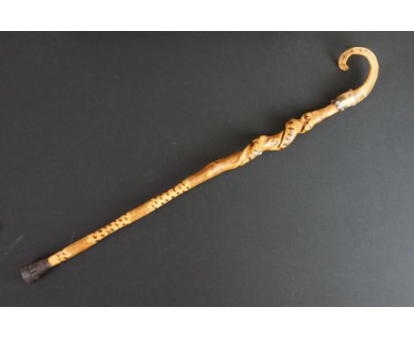 Rams horn walking stick with wrythen 'poker work' wooden shaft, approx 94cm long 