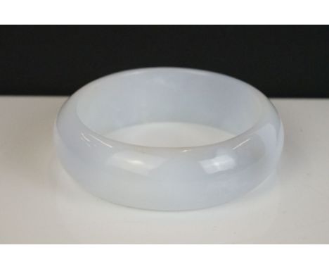 White Jade Bangle, 9cm diameter 