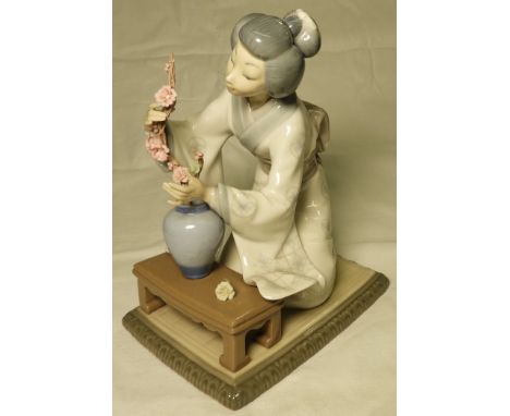 LLADRO JAPANESE LADY FLOWER ARRANGING FIGURE   