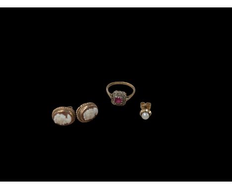 9ct gold jewellery, including stone set ring, pair of cameo stud earrings and a single earringCondition Report:Approx 4.75 gr