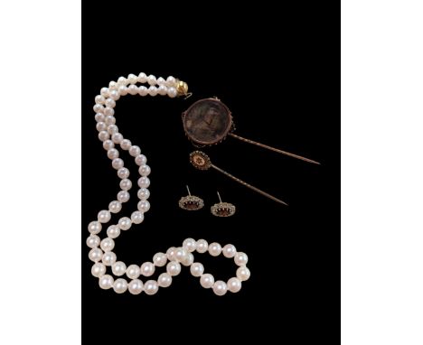 9ct gold jewellery, including pair of stone set stud earrings, diamond set stick pin, painted stick pin and a string of cultu