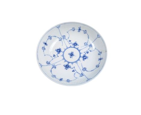 Royal Copenhagen Blue Fluted pattern dish, D21cm