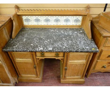 AN ARTS & CRAFTS PUGIN INFLUENCED WASHSTAND, the castellated top splashback with carved finial detail and classical print til