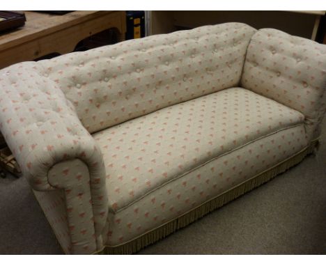 A GOOD VINTAGE CHESTERFIELD STYLE SETTEE in modern button back upholstery with drop arm end