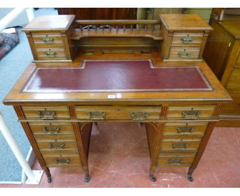 AN EXCELLENT EDWARDIAN MAHOGANY WRITING DESK, the top with galleried centre shelf having ink and pen apertures below with fla