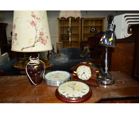 A MODERN MAHOGANY MANTEL CLOCK, together with two wall clocks, ceramic table lamp and a chrome finish desk lamp (5)