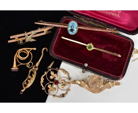 AN EARLY 20TH CENTURY COLLECTION OF ASSORTED GOLD JEWELLERY,  to include, a garnet open work pendant, a button hook, a cased 