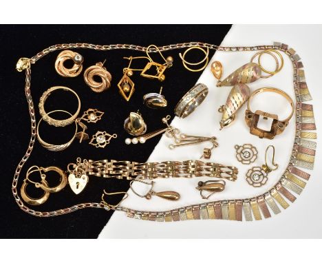 A SELECTION OF JEWELLERY, to include a 9ct gold tri-colour graduated textured necklace, with 9ct import mark, a 9ct gate brac