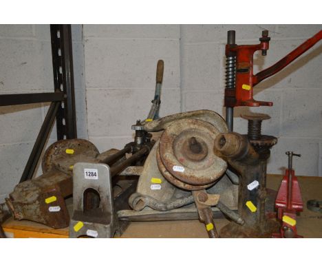 A COLLECTION OF HEAVY DUTY CAST IRON TOOLS, to include a C Parker Co Meriden bench vice, a Simpson and Lawrence Clyde Winch, 