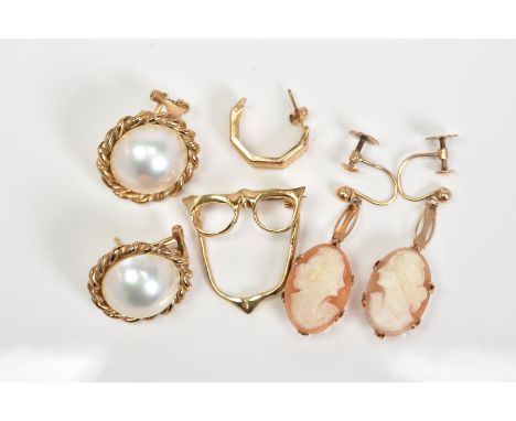 TWO PAIRS OF EARRINGS, A SINGLE EARRING AND A BROOCH, the first earrings designed with circular mabe pearls within rope twist