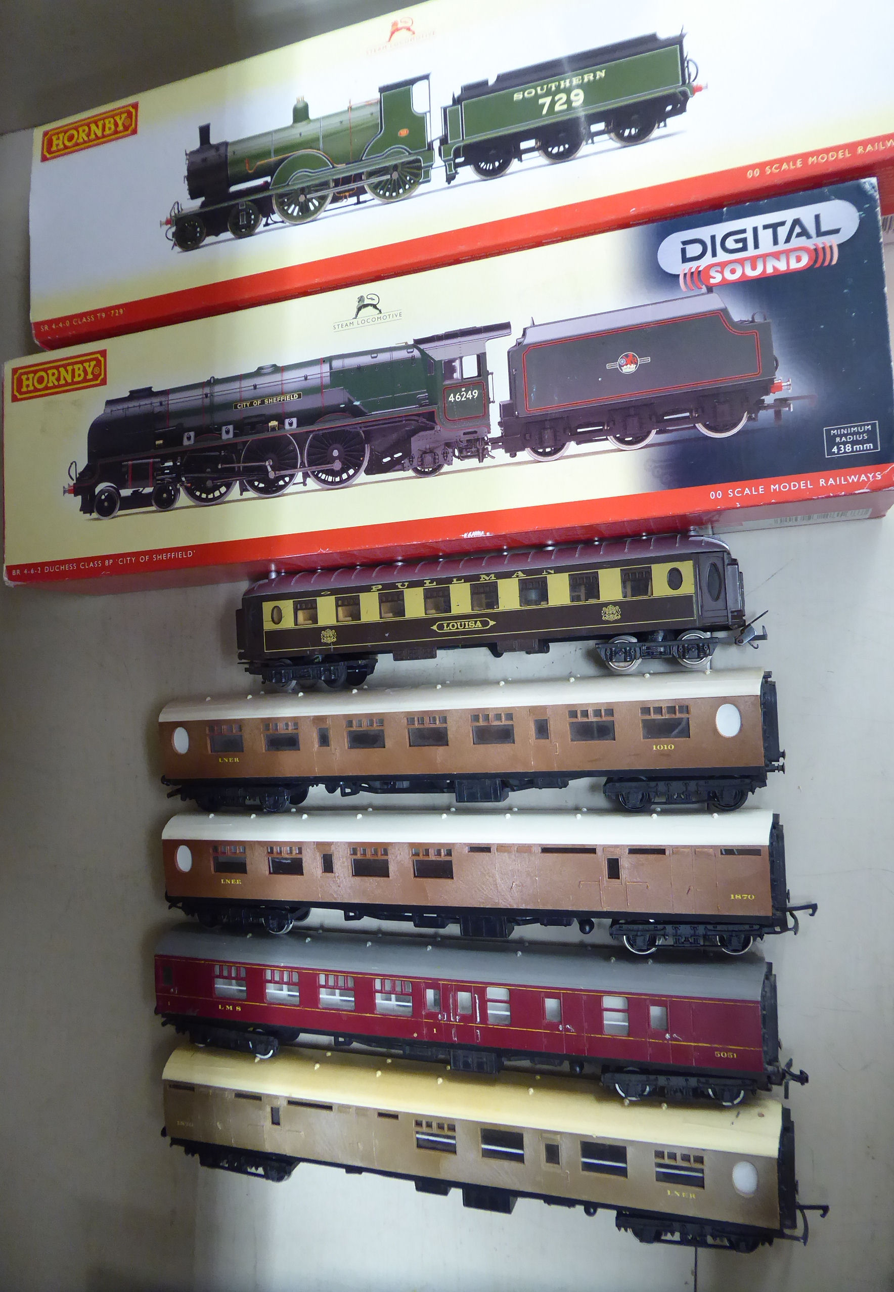 Hornby 00 gauge model railway accessories to include a 462 Duchess