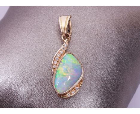Opal-Anhänger, 750er Gelbgold, 20.Jh. asymmetrisch gefasster Voll-Opal (ca. 17,3x12mm) im Cabochon-Schliff, seitliche geschwu