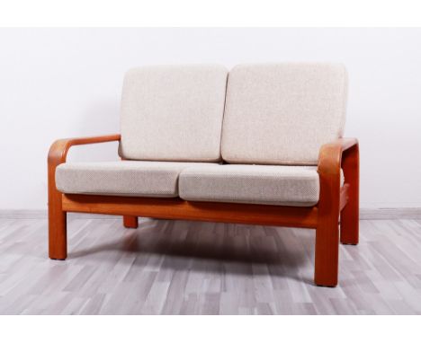 2-Sitzer Sofa, Dänemark, 2. Hälfte 20.Jh. Teak, auf 4 breiten Beinen, übergehend in gerundete Armlehnen, flache Zarge und rec