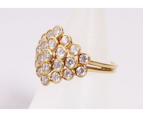 Brillant-Cluster-Ring, 750er Gelbgold, 2. Hälfte 20.Jh. rautenförmig besetzt mit 23 Diamanten im Brillantschliff von zus. 1,2
