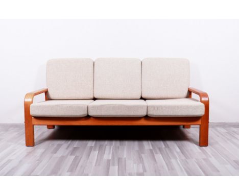 3-Sitzer Sofa, Dänemark, 2. Hälfte 20.Jh. Teak, auf 4 breiten Beinen, übergehend in gerundete Armlehnen, flache Zarge und rec